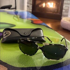 Ray-Ban Dark Aviator Tortoiseshell polarized Sunglasses with Case
